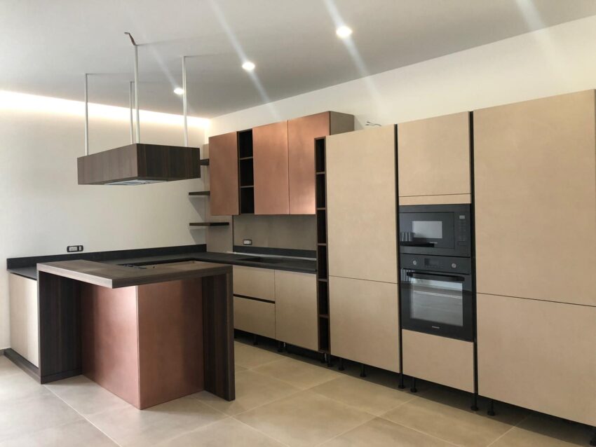 Arredamento completo: design e contrasti in rame e cemento